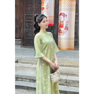 Thuê trang phục theo mùa 2025