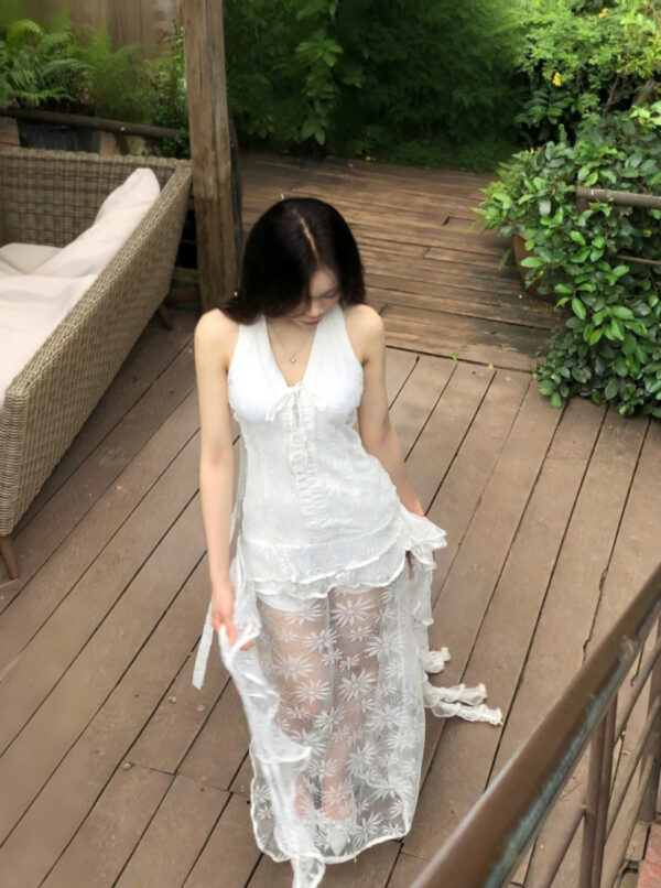 Váy ren hoa đi biển